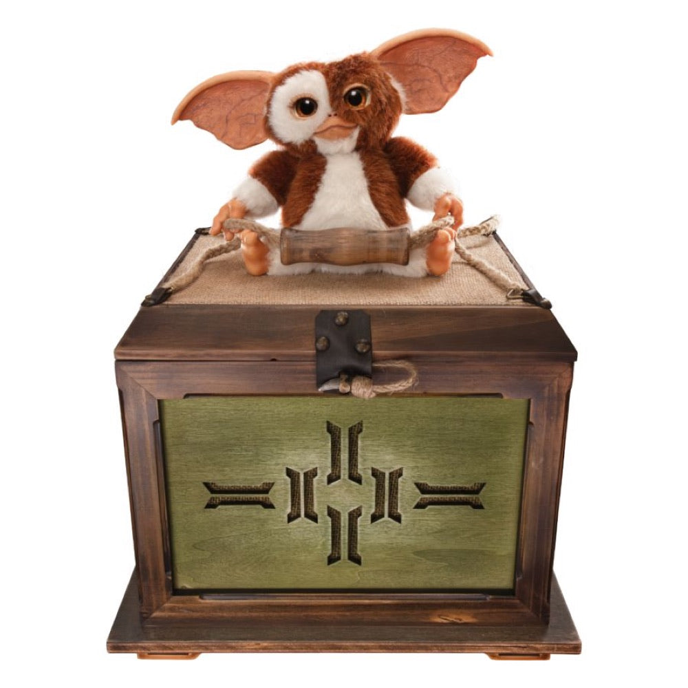 Gremlins – Replica Mogwai box and Gizmo plush